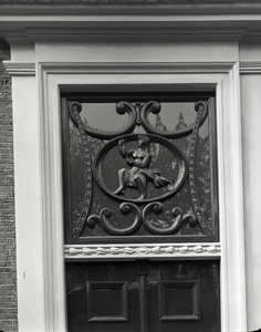 817317 Detail van de ingangspartij van het pand Nieuwegracht 65 te Utrecht: decoratie in het bovenlicht.